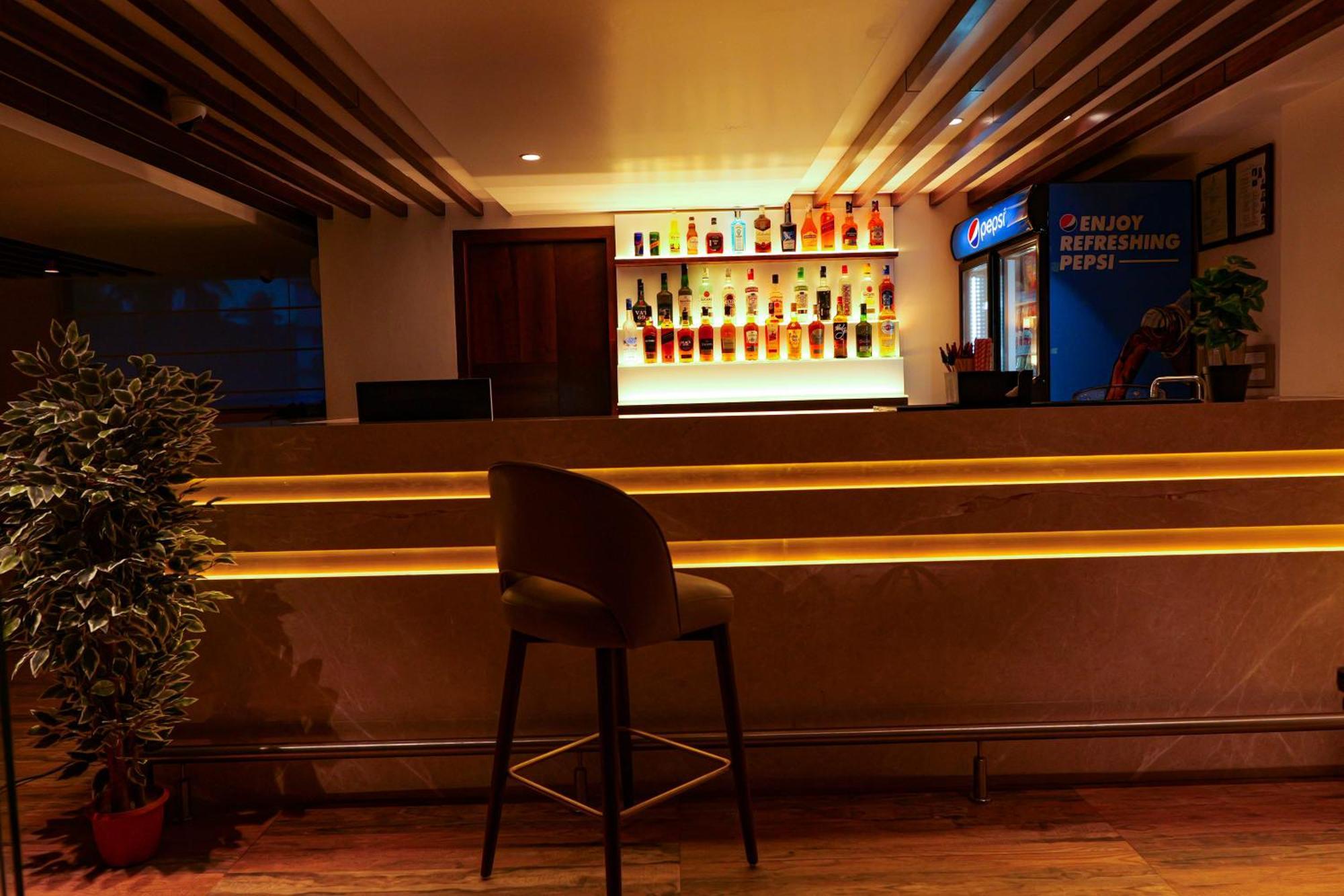 Uva Manish Hotel Kundapura Buitenkant foto